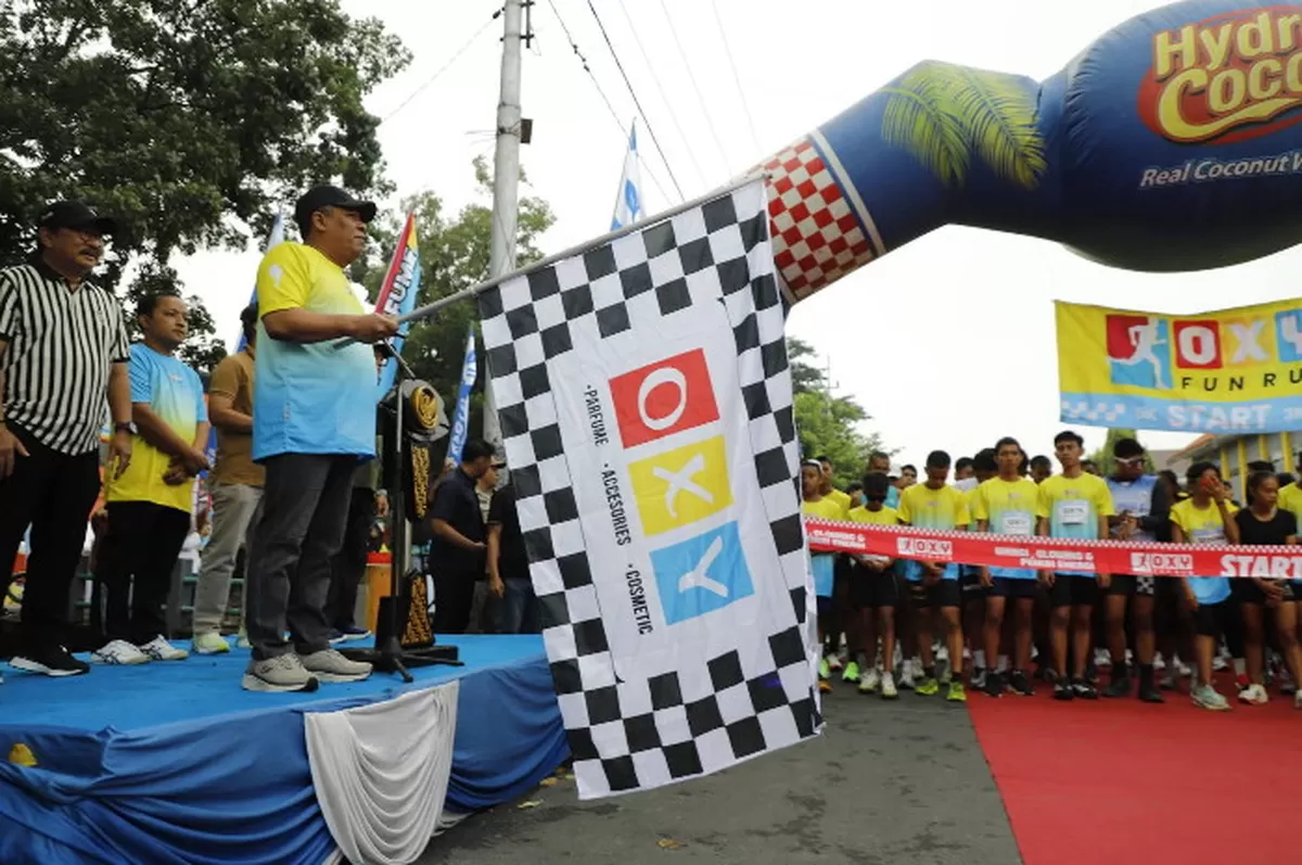 Wakil Bupati Jombang Salmanudin memberangkatkan peserta kegiatan lari santai Oxy Fun Run 2026  (Salmanudin Yazid)