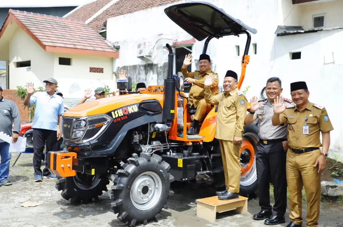 Pemkab Jombang Salurkan Alsintan ke kelompok tani di Dinas Pertanian Jombang (jombangkab.go.id)
