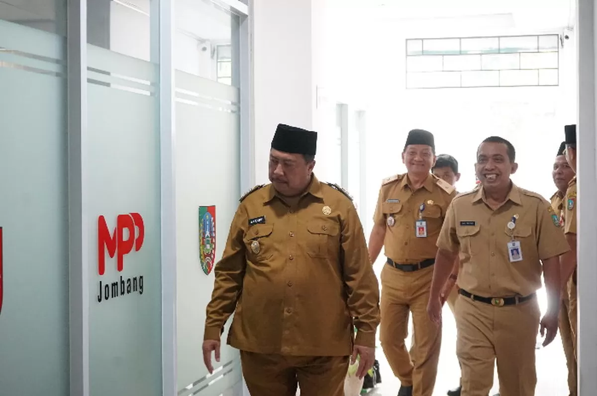 Bupati Jombang Warsubi bersama Wakil Bupati Salmanudin dan Sekretaris Daerah Agus Purnomo melakukan di Mal Pelayanan Publik (MPP) (jombangkab.go.id)