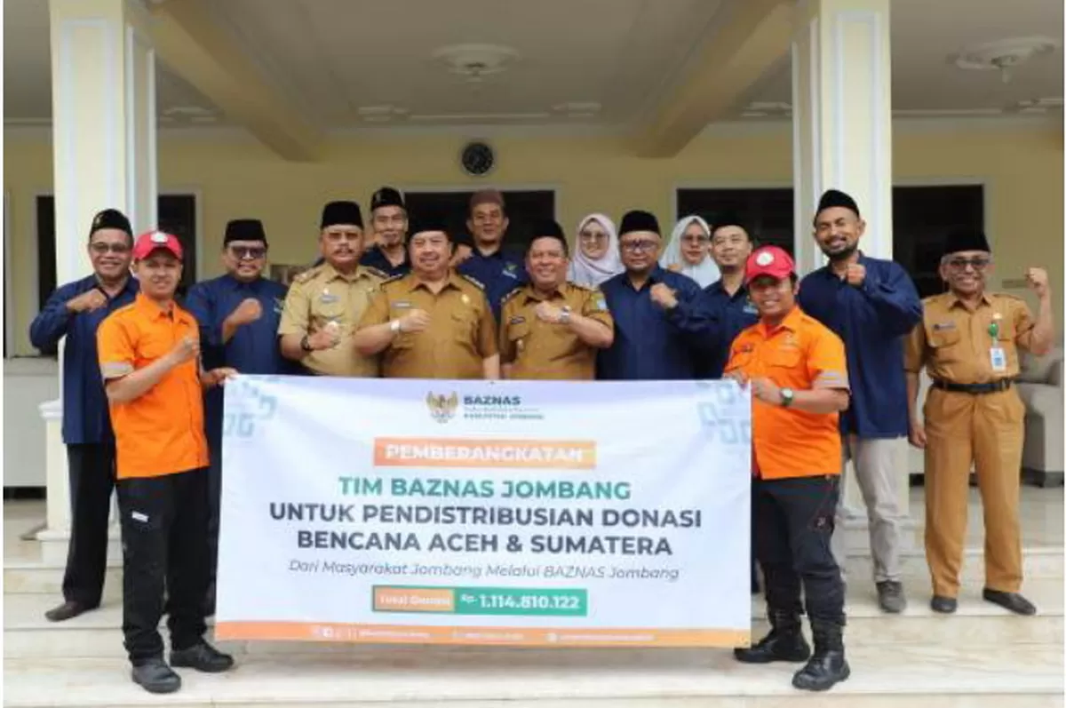 Bupati Warsubi melepas keberangkatan tim perwakilan Baznas Jombang menyalurkan bantuan ke wilayah terdampak bencana di Sumatera dan Aceh (jombangkab.go.id)