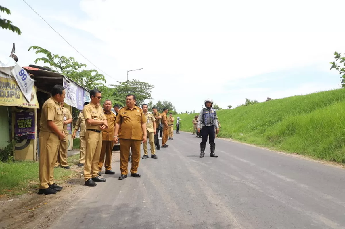 Bupati Jombang didampingi jajaran kepala Organisasi Perangkat Daerah (OPD) terkait meninjau empat ruas jalan prioritas, yakni Ruas Ploso&ndash;Munung, Ruas Mojogulung&ndash;Bangsri, Ruas Bangsri&ndash;Darurejo, serta Ruas Bawangan&ndash;Tanjungwadung (jombangkab.go.id)