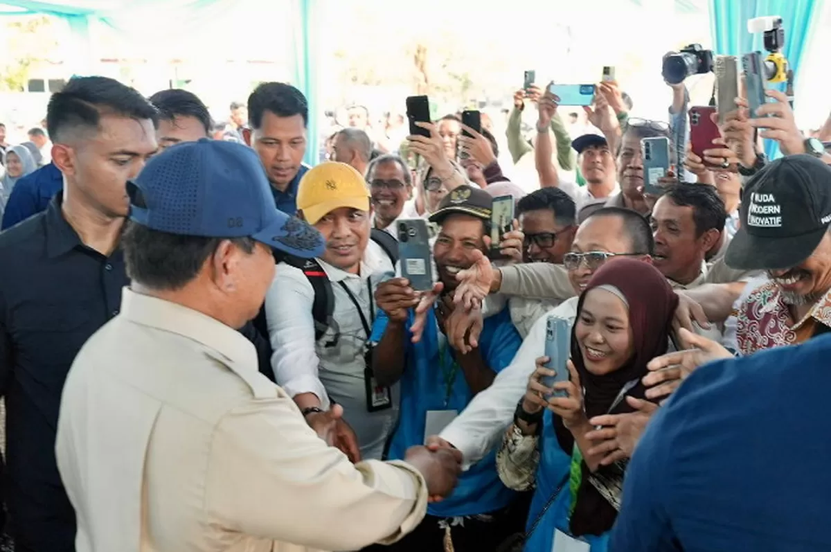 Prabowo Subianto disambut meriah oleh para petani saat menghadiri acara Panen Raya dan Pengumuman Swasembada Pangan di Karawang, Jawa Barat (Promedia Teknologi Indonesia)