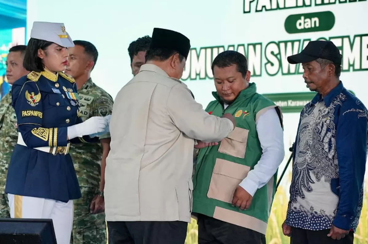 anggota Kelompok Tani Ciraden, Campaka, Kabupaten Cianjur menerima penghargaan Satyalancana Wirakarya Prabowo (Promedia Teknologi Indonesia)