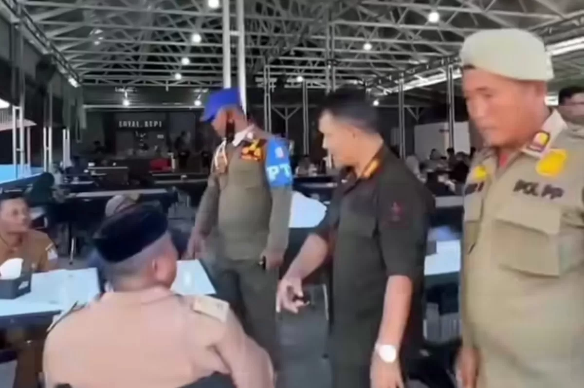 Video penertiban ASN yang kedapatan nongkrong di warung kopi saat jam dinas di Kabupaten Aceh Barat mendadak viral di media sosial (Facebook @viral_news)