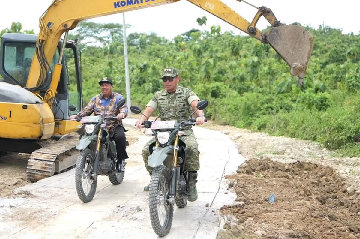 Bupati Jombang Warsubi menyusuri jalur setapak ekstrem menuju Dusun Kedungdendeng, Desa Jiporapah (Dinas Kominfo Jombang)