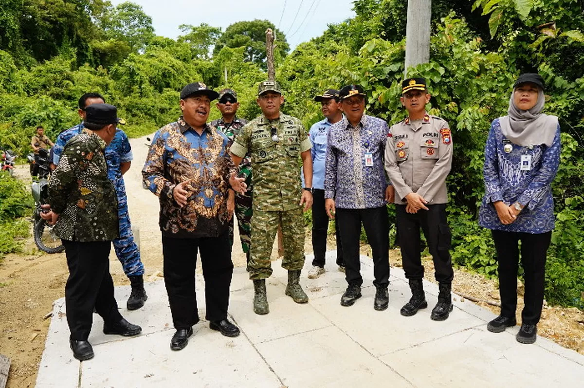 Camat Plandaan, Lia Aprilianna Isna Sari mendampingi Bupati Jombang Warsubi meninjau pembangunan jalan penghubung Dusun Kedungdendeng (dok.istimewa)
