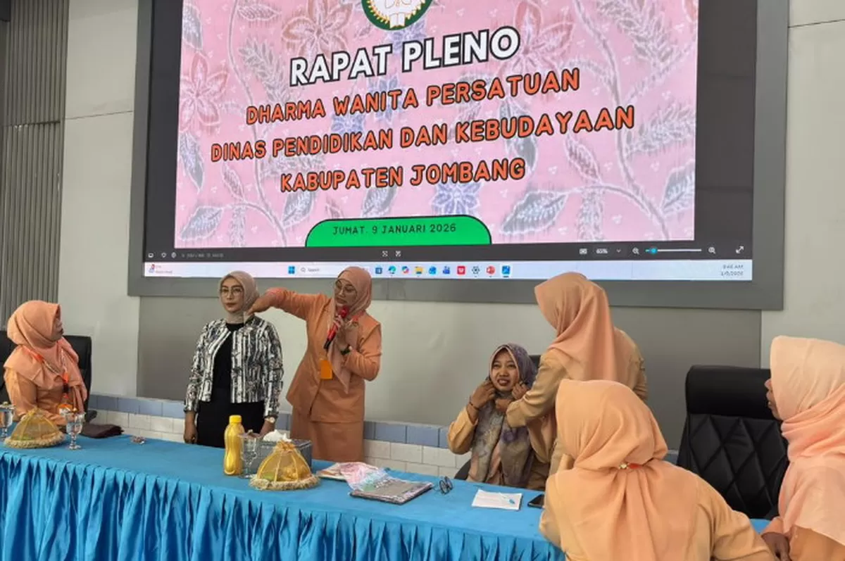 DWP Disdikbud Jombang menggelar rapat pleno yang dirangkaikan dengan kegiatan beauty class bertema&ldquo;Gaya Berhijab Tampil Elegan&rdquo;, (Disdikbud Jombang)