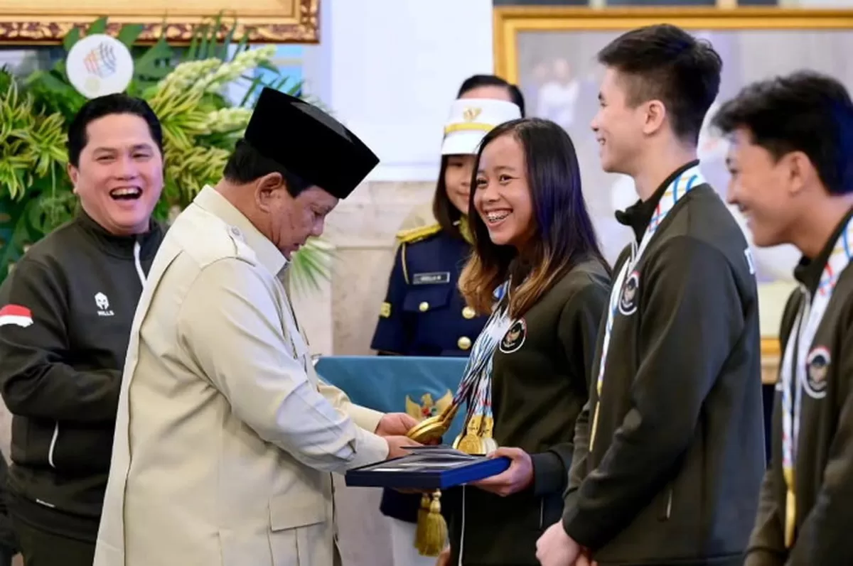Presiden Prabowo Subianto menghitung satu per satu medali yang diraih atlet triathlon Indonesia Martina Ayu Pratiwi (Facebook @setkab_ri)