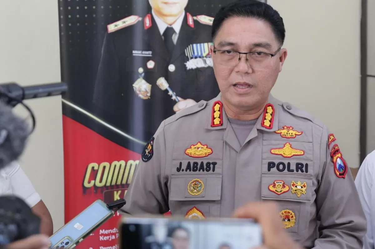 Kabid Humas Polda Jawa Timur, Kombes Pol Jules Abraham Abast, saat memberikan keterangan pers di Gedung Bidhumas Polda Jatim (Humas Polda Jatim)