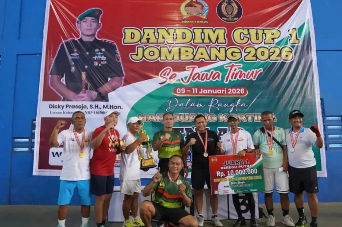 Kodim 0814 Jombang secara resmi menutup Turnamen Tenis Lapangan Piala Dandim Cup I Tahun 2026 yang digelar di Lapangan Tenis Indoor (Kodim Jombang)