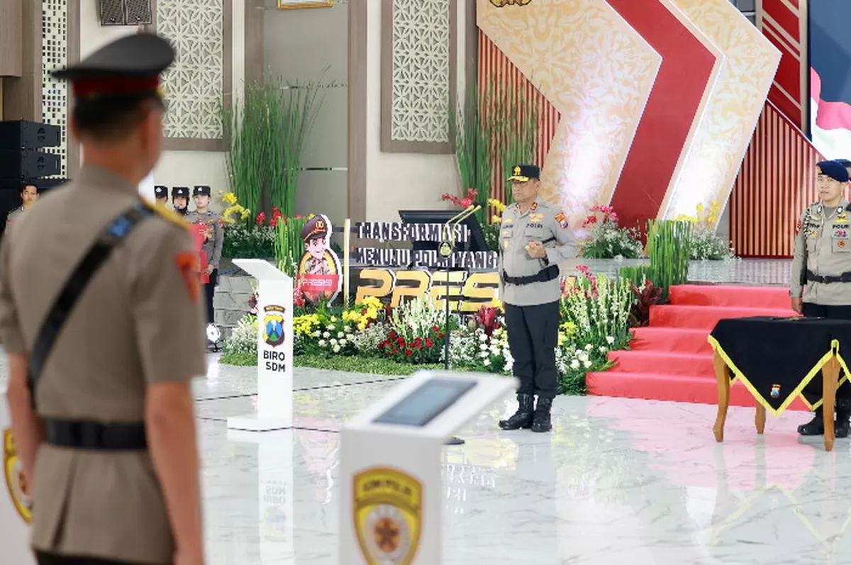 Kapolda Jatim Irjen Pol Drs. Nanang Avianto menggelar upacara sertijab pejabat utama (PJU) dan sejumlah Kapolres (Humas Polda Jatim)