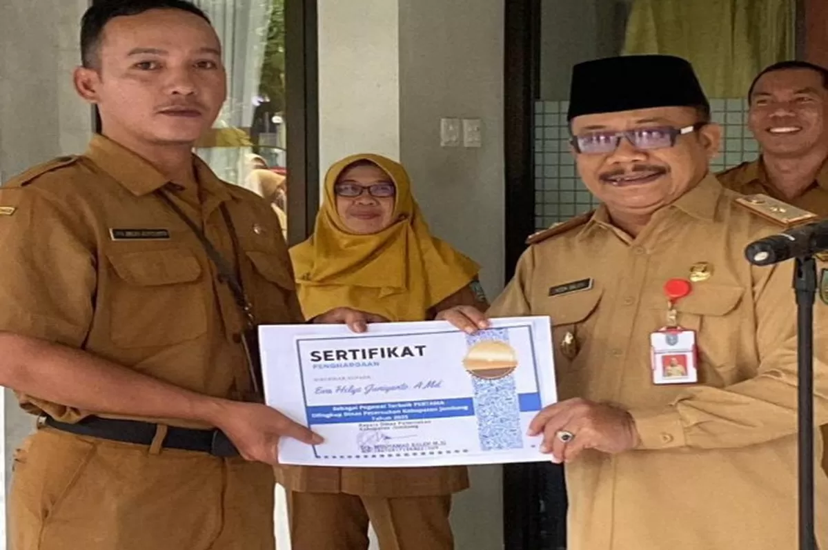 Kepala Dinas Peternakan Jombang, Moch Saleh memberikan penghargaan kepada Pegawai Terbaik (Best Employee) Tahun 2025 (dok.istimewa)