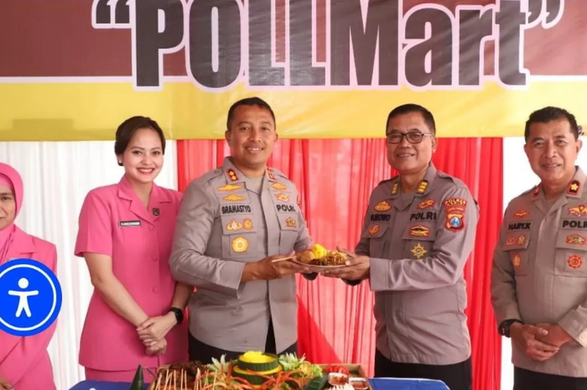 Peresmian Pollmart dipimpin langsung oleh Kapolres Kediri AKBP Bramastyo Priaji, S.H., S.I.K., M.Si., didampingi Ketua Bhayangkari Cabang Kediri Ny. Ratih Bramastyo. (Humas Polres Kediri)