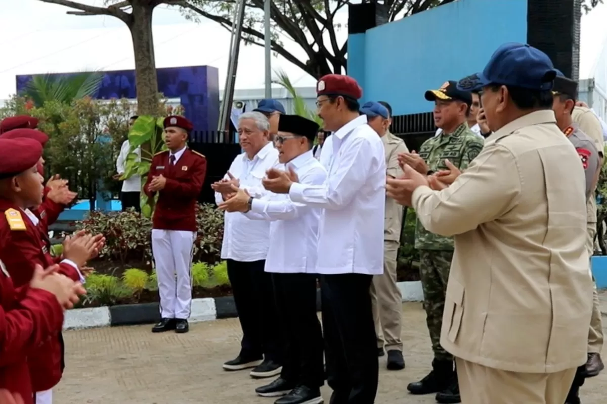 Prabowo Subianto menyanyikan lagu Selamat Ulang Tahun untuk Adinda Putri Amirulloh (Promedia Teknologi Indonesia)