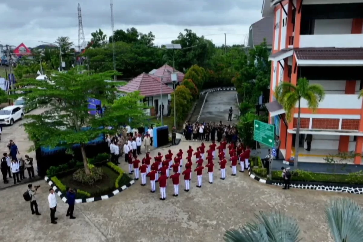Prabowo Subianto mendapat sambutan meriah dari puluhan pelajar saat berkunjung ke Sekolah Rakyat Terintegrasi (SRT) 9 Banjarbaru (Promedia Teknologi Indonesia)
