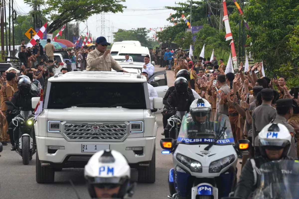 Prabowo Subianto tiba di Sekolah Rakyat Terpadu (SRT) 9 Balai Besar Pendidikan dan Pelatihan Kesejahteraan Sosial (BBPPKS), Banjarbaru (Promedia Teknologi Indonesia)