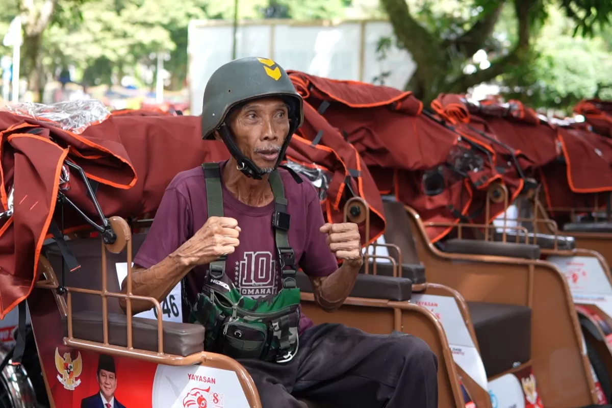 Sarjono (69), penarik becak lansia di Kota Trenggalek, Jawa Timur, setelah menerima bantuan becak listrik dari Presiden Prabowo Subianto (Promedia Teknologi Indonesia)