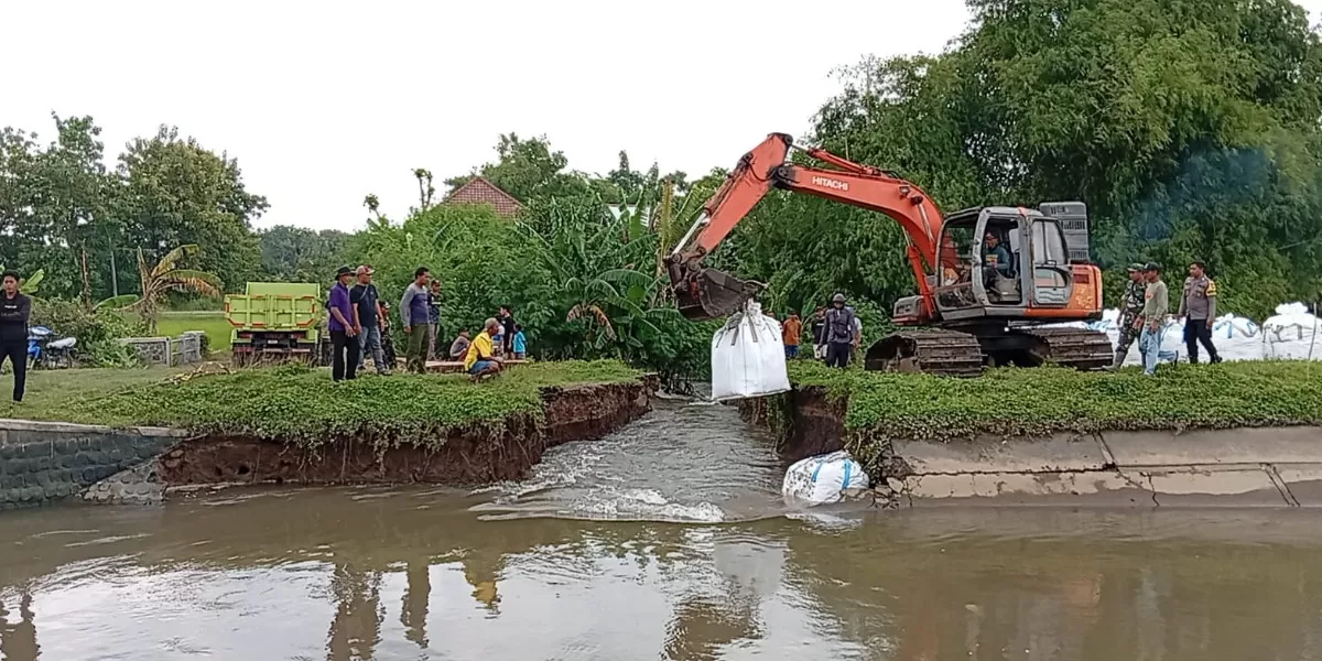 Dinas PUPR Jombang Tuntaskan Penanganan Darurat Tanggul Saluran Induk Mrican Kanan di Kecamatan Bandarkedungmulyo yang jebol (dok.istimewa)