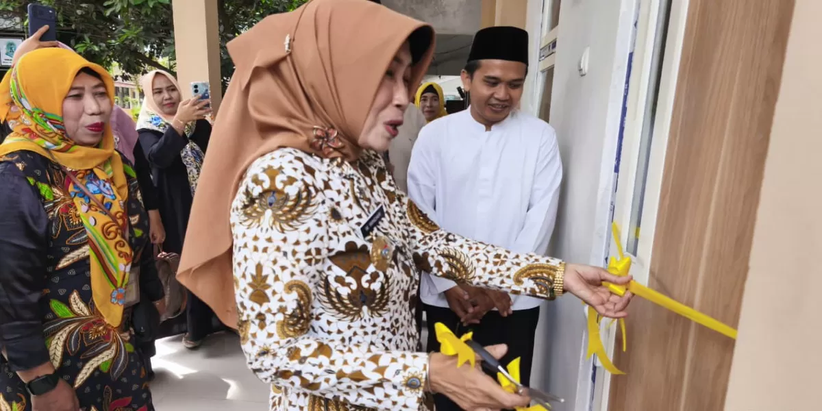 Kepala Disdikbud Jombang Wor Windari meresmikan gedung kelas SD Negeri Mojotrisno dan ruang Unit Kesehatan Sekolah (UKS) (Disdikbud Jombang)
