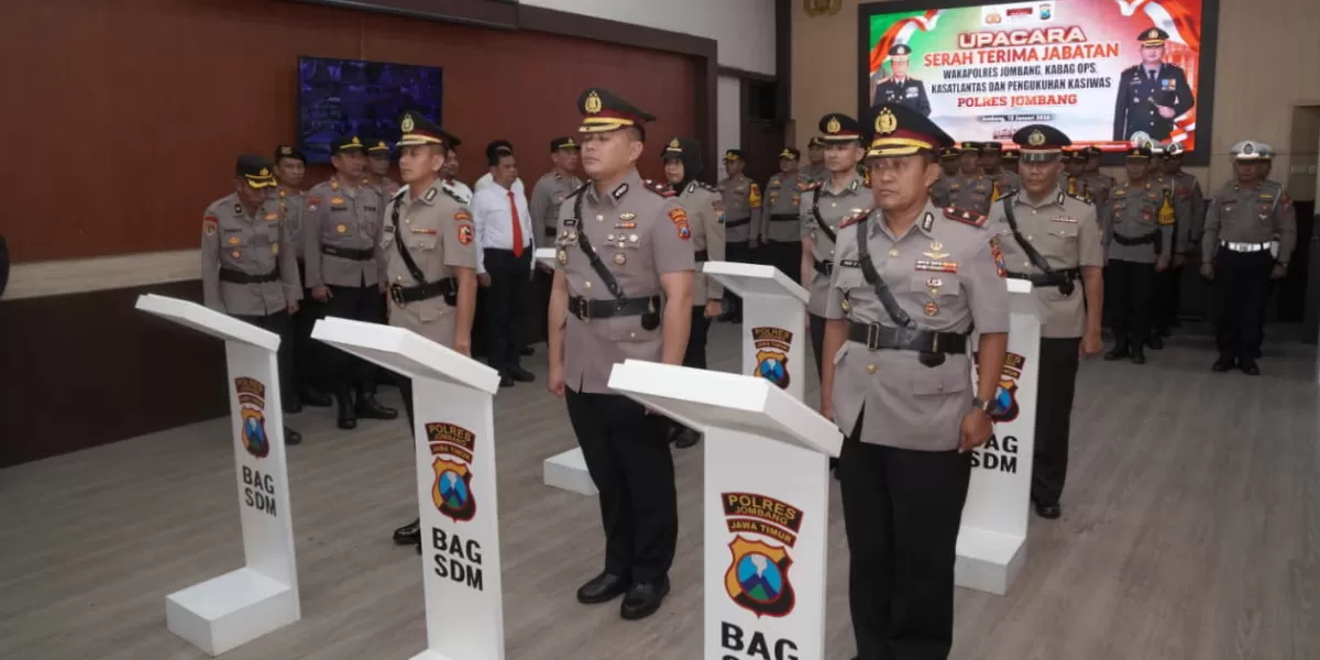 Polres Jombang menggelar upacara serah terima jabatan (sertijab) Wakapolres, Kabagops, dan Kasat Lantas, serta pengukuhan jabatan Kasiwas (Humas Polres Jombang)