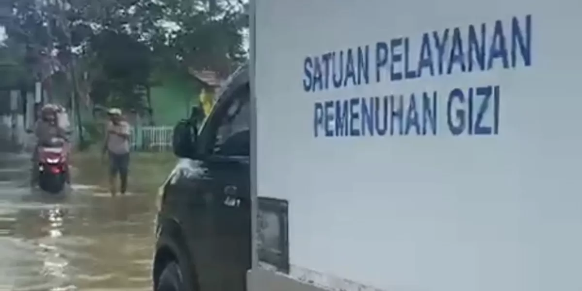 Momen Mobil SPPG Terobos Banjir di Banjar untuk Kirim Bantuan Makanan Bergizi (Promedia Teknologi Indonesia)