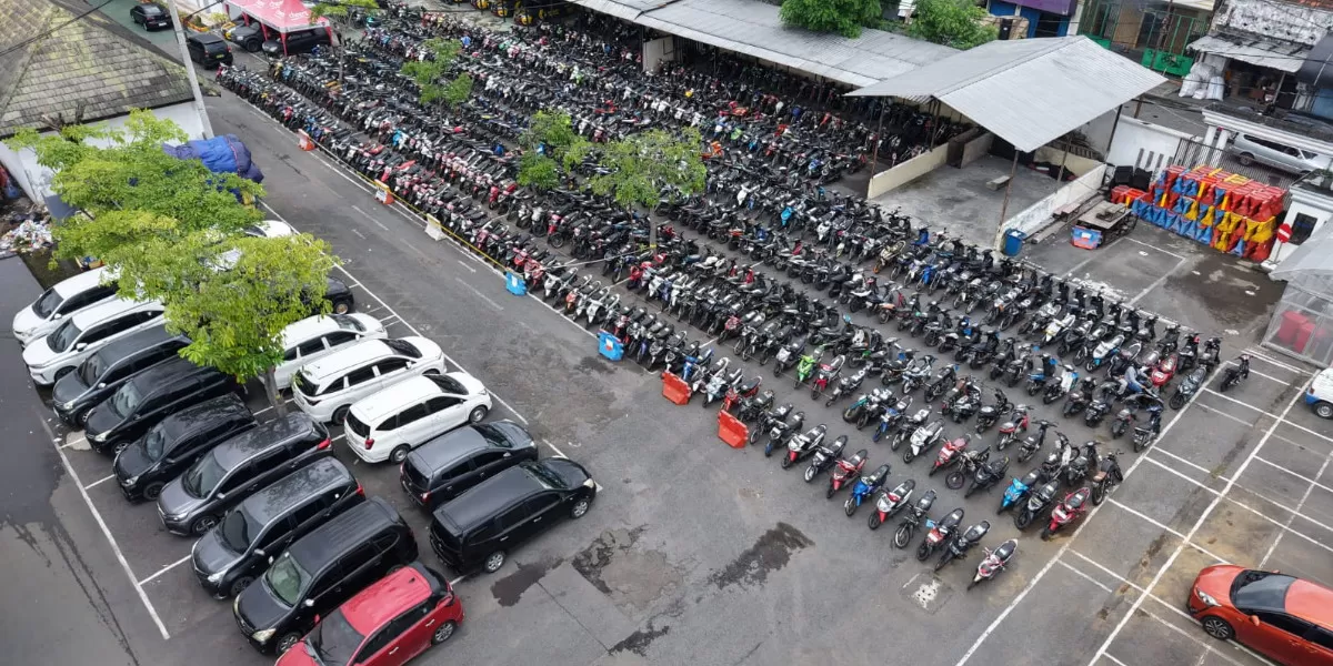 sekitar 800 unit sepeda motor hasil pengungkapan kasus curanmor akan dikembalikan kepada pemiliknya melalui program Bazar Ranmor (Humas Polrestabes Surabaya)
