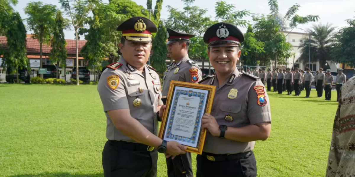 Kapolres Jombang, AKBP Ardi Kurniawan saat menyerahkan penghargaan kepada Personel Polsek Ngoro dan masyarakat berprestasi (Humas Polres Jombang)