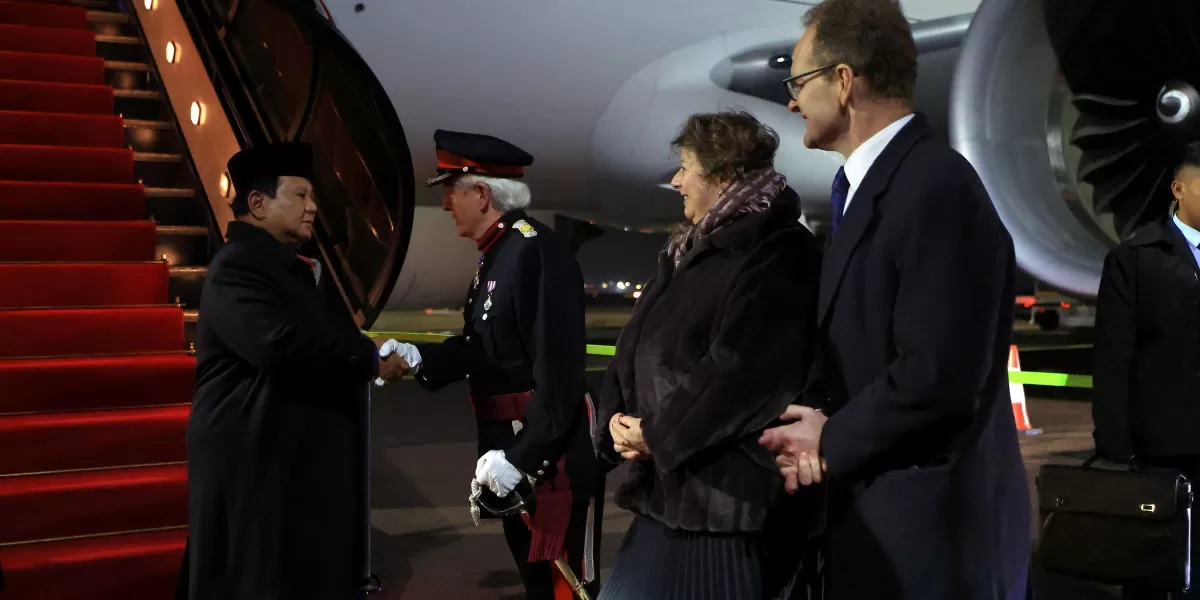 Presiden Prabowo Subianto tiba di Bandara London Stansted Inggris  (Promedia Teknologi Indonesia)