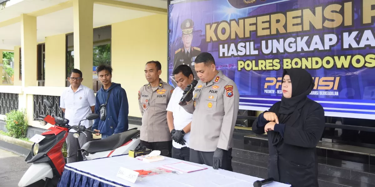 Kapolres Bondowoso, AKBP Aryo Dwi Wibowo saat menggelar konferensi pers ungkap kasus curanmor (Humas Polres Bondowoso)