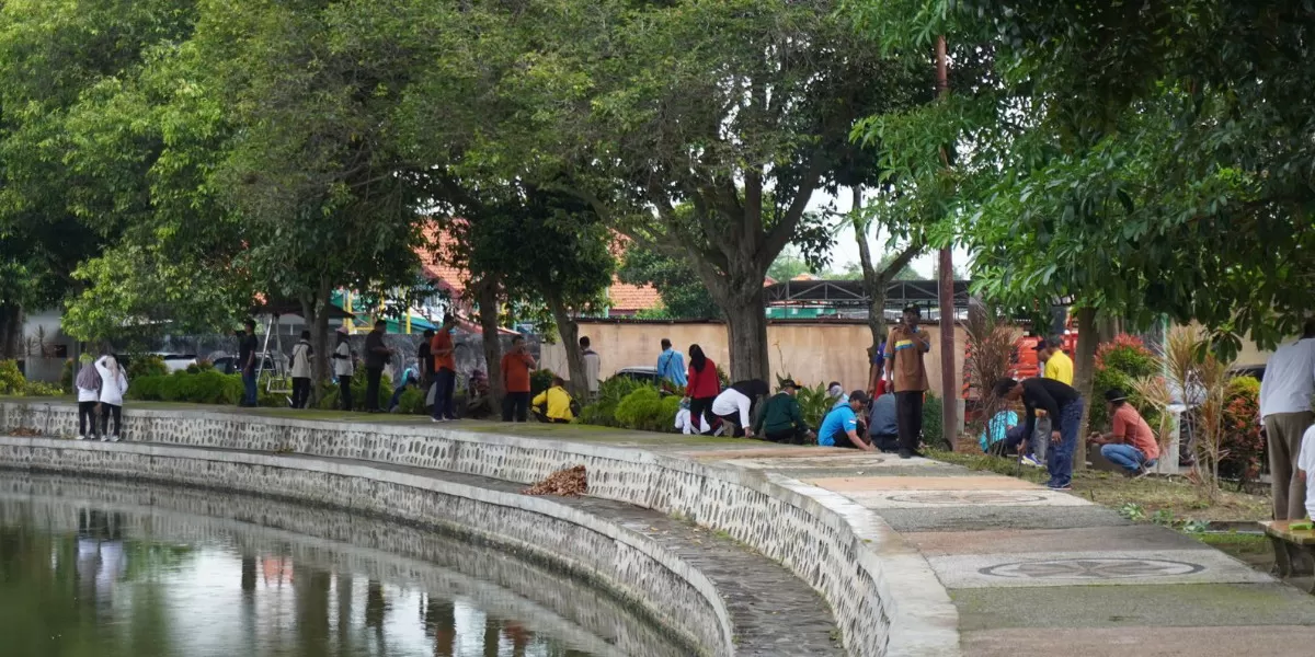 DLH Jombang mengelar Jumat Bersih di Taman Tirta Wisata simbol kepedulian terhadap kebersihan di ruang publik (dok.istimewa)