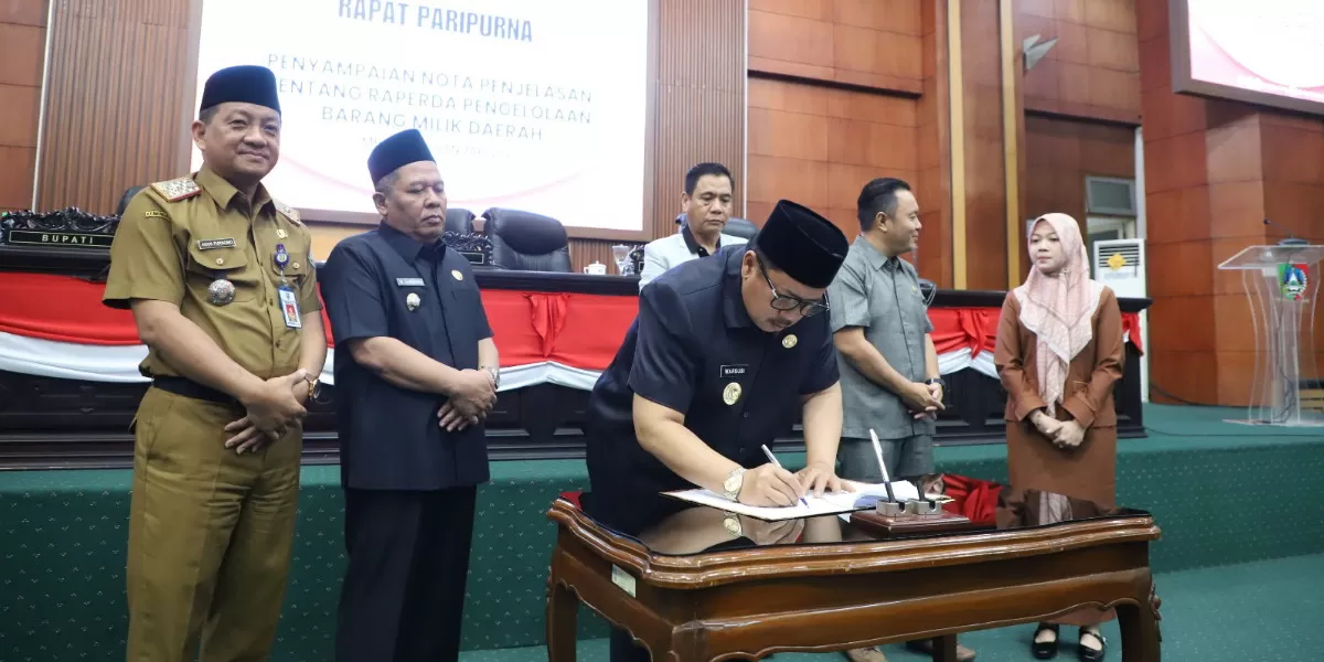 Penandatanganan Raperda Pengelolaan Aset Daerah dalam Rapat Paripurna DPRD Kabupaten Jombang (dok.istimewa)
