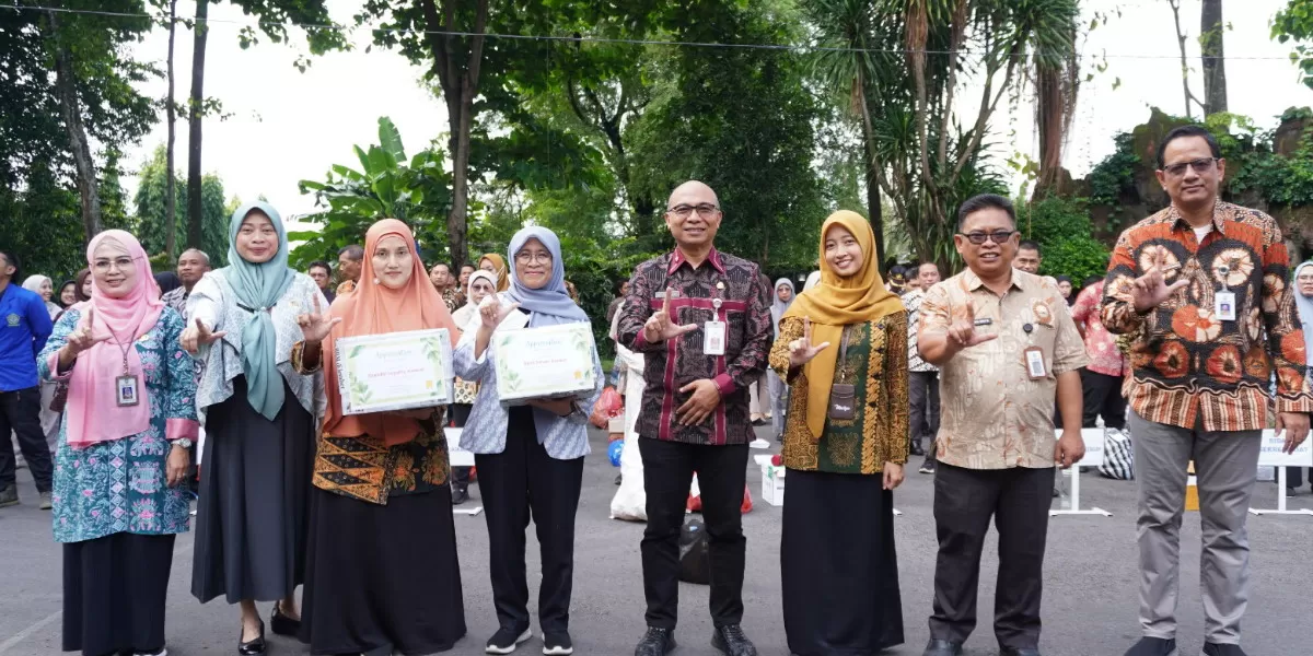DLH Jombang menggelar timbang sampah rutin sekaligus menyerahkan Green Loyalty Award dan Best Saver Award 2026 (dok.istimewa)
