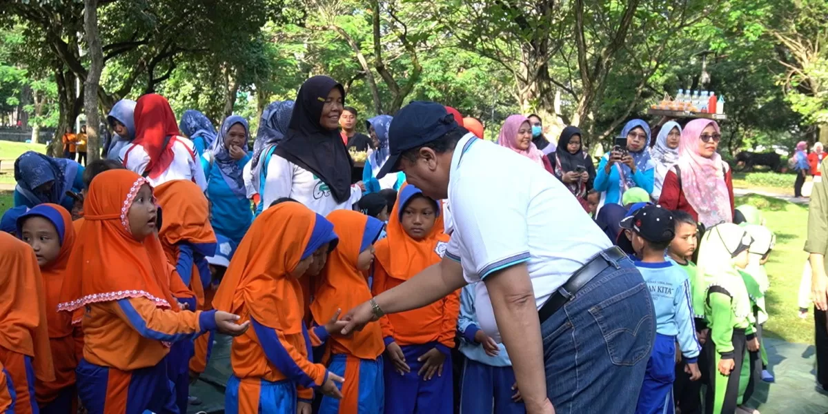 Bupati Jombang bersama Gus Wakil Bupati, yang turut menyapa dan berinteraksi langsung dengan para siswa TK (dok.istimewa)