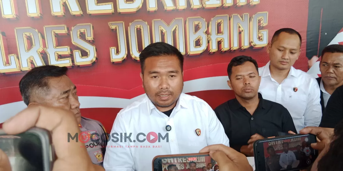 Kasatreskrim Polres Jombang, AKP Dimas Robin Alexander saat menggelar konferensi pers (Rudiyanto)