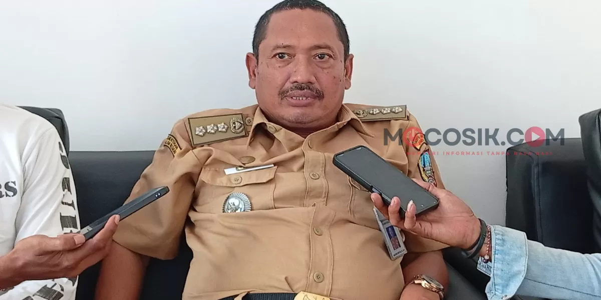 Camat Mojoagung, Anjik Eko Saputro saat dikonfirmasi diruang kerjanya (Rudiyanto)