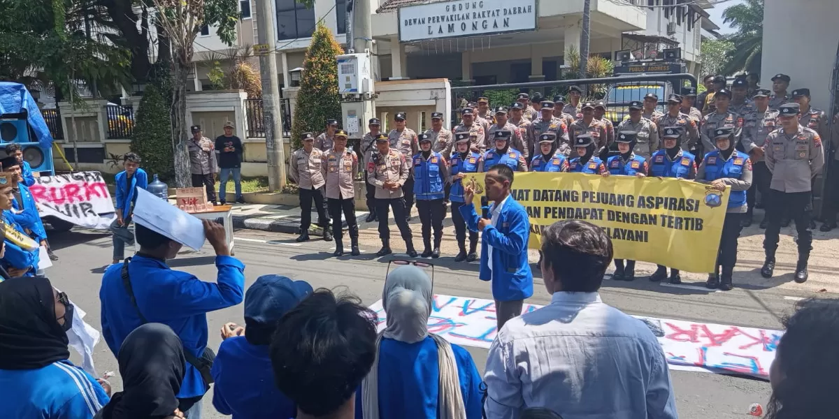 Polres Lamongan mengawal aksi unjuk rasa PC PMII Lamongan di Gedung DPRD dan Pemkab (Humas Polres Lamongan)