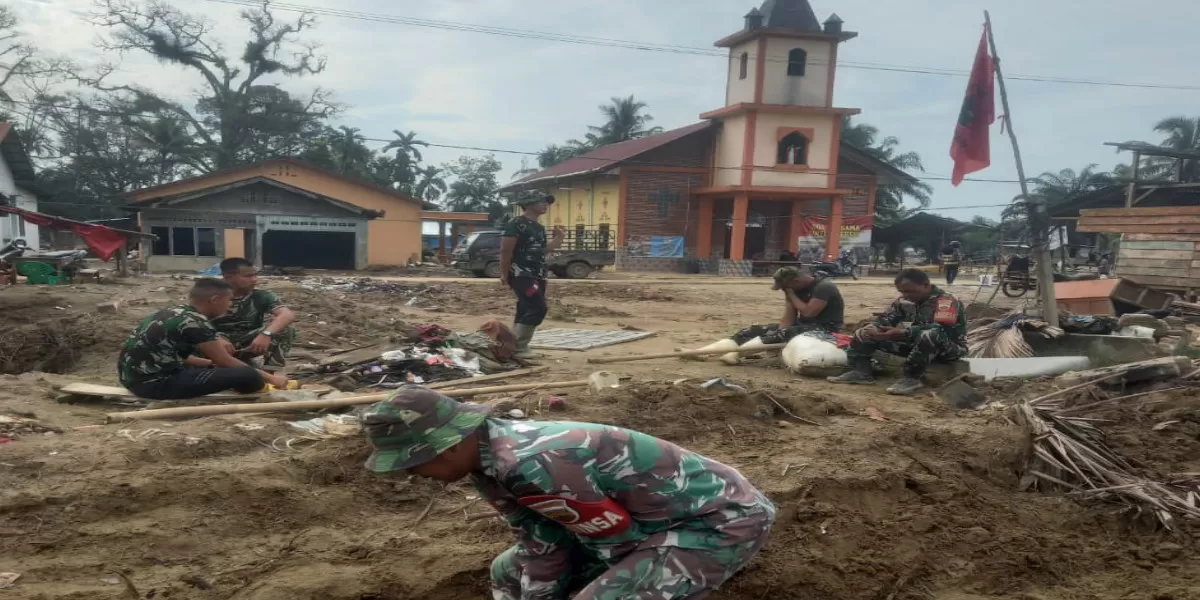 Sejumlah tempat ibadah seperti masjid dan gereja turut dibersihkan di Sumatra Utara usai bencana melanda oleh anggota TNI (Promedia Teknologi Indonesia)