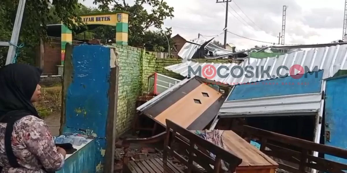 Tini, pemilik warung yang berada di RT 01 RW 01 Dusun Guyangan, ambruk setelah diterjang angin kencang secara tiba-tiba (Rudiyanto)