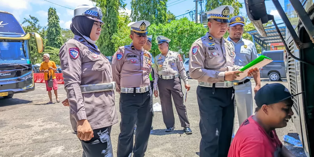 Ditlantas Polda Jatim menggelar ramp check angkutan umum di Terminal Trunojoyo Sampang pada Operasi Keselamatan Semeru 2026 (Humas Polres Sampang)