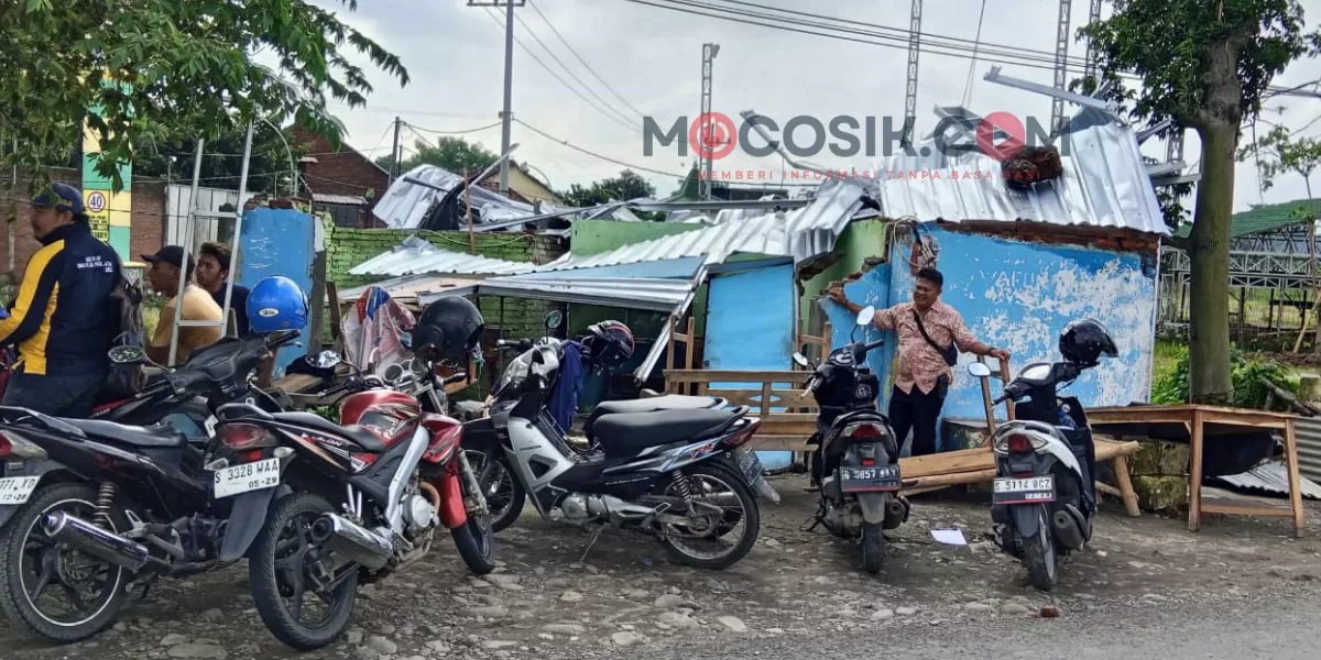 lokasi bencana angin puting beliung yang mengakibatkan sebuah warung milik warga roboh di Dusun Guyangan, Desa Betek, Kecamatan Mojoagung (Rudiyanto)