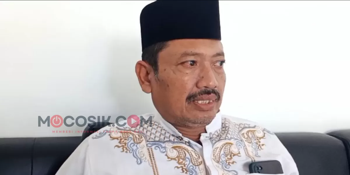 Camat Mojoagung, Anjik Eko Saputro saat dikonfirmasi dikantornya (Rudiyanto)
