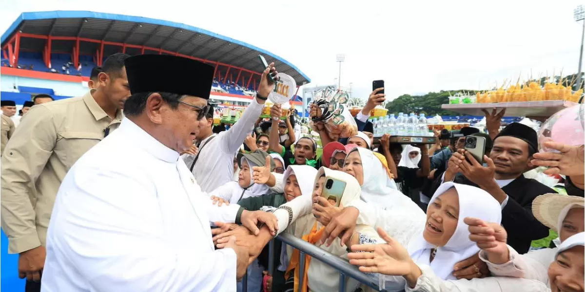 Momen Ratusan Ribu Warga NU Berdiri Bersholawat menyambut kedatangan Presiden Prabowo di Stadion Gajayana Malang (Facebook @prabowo_subianto)