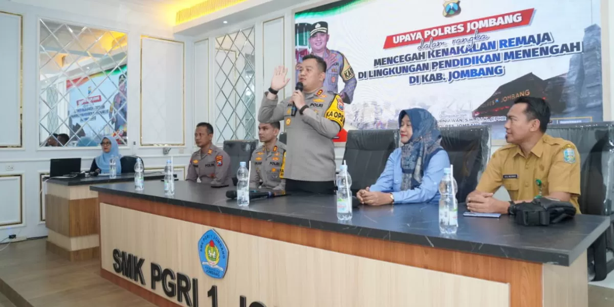 Kapolres Jombang memberikan arahan kepada pelajar SMK PGRI 1 Jombang untuk mencegah kenakalan remaja, bullying, dan pergaulan negatif (Humas Polres Jombang)