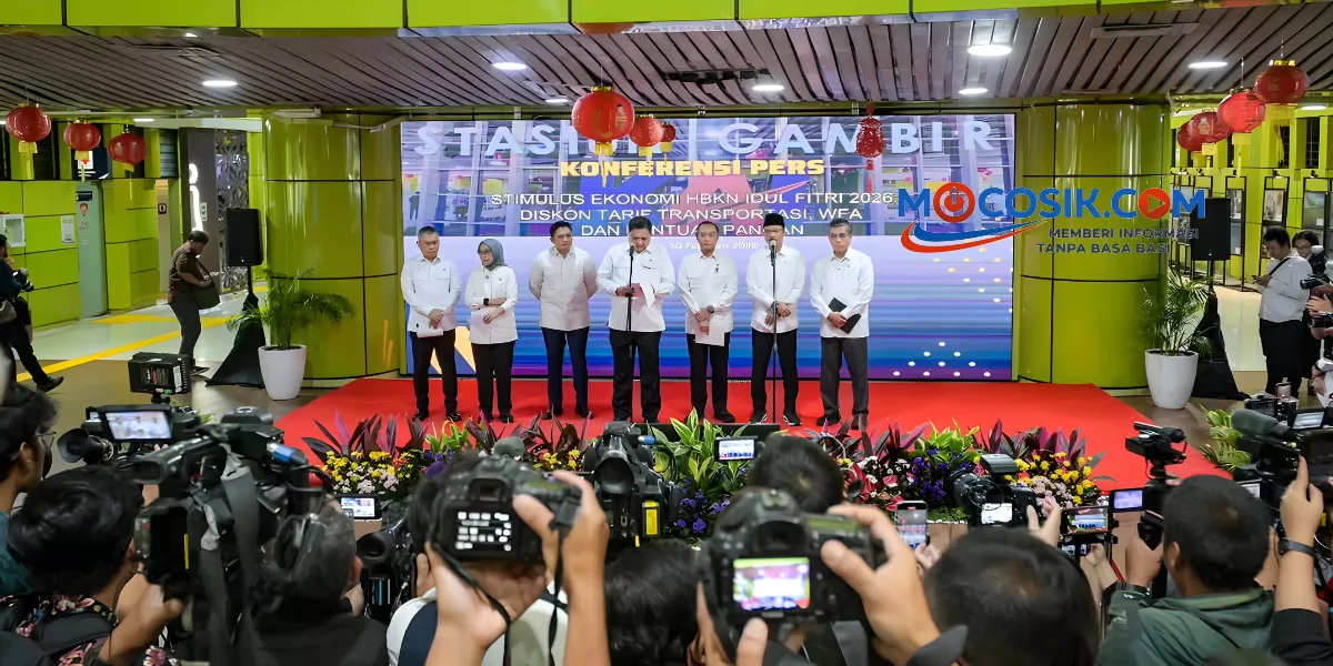 Menteri Koordinator Perekonomian, Airlangga Hartarto, dalam konferensi pers di Stasiun Gambir, Jakarta (Promedia Teknologi Indonesia)