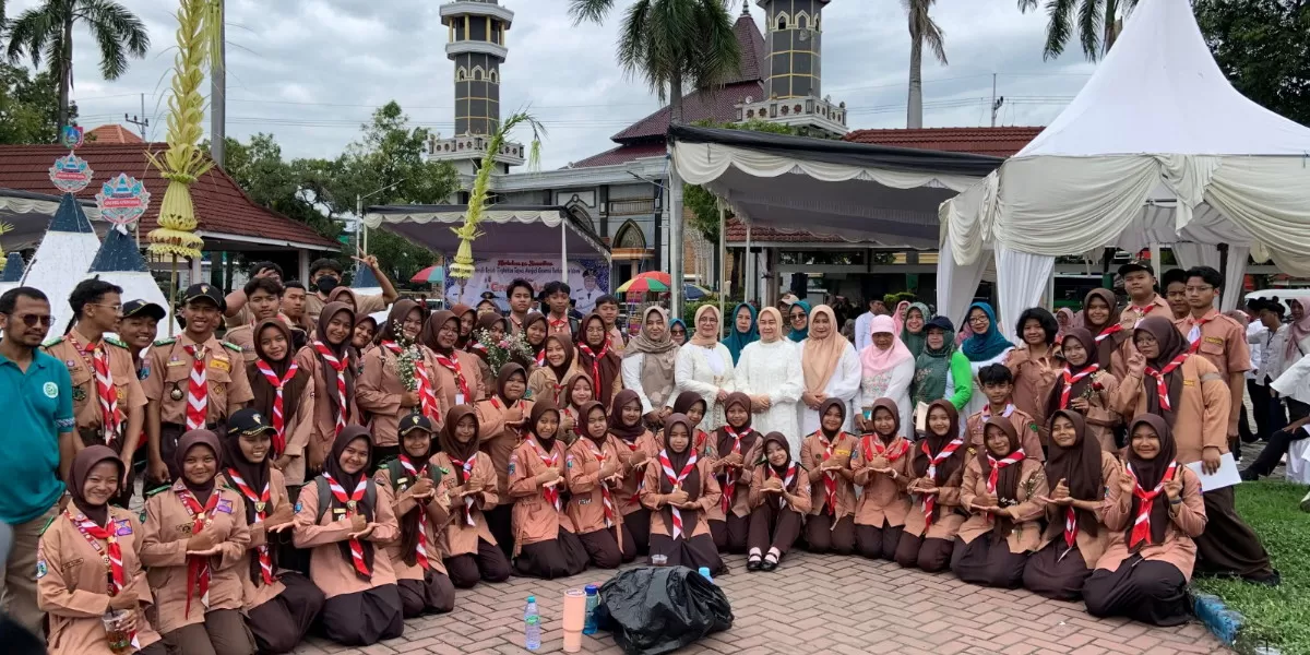 Sebanyak 80 anggota Saka Kalpataru melakukan aksi pungut sampah sepanjang rute Grebek Apem 2026 di Alun alun Jombang (dok.istimewa)