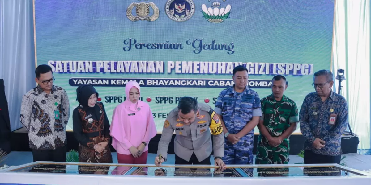Kapolres Jombang AKBP Ardi Kurniawan meresmikan tiga gedung SPPG Yayasan Kemala Bhayangkari di Gudo, Perak dan Kudu (Humas Polres Jombang)
