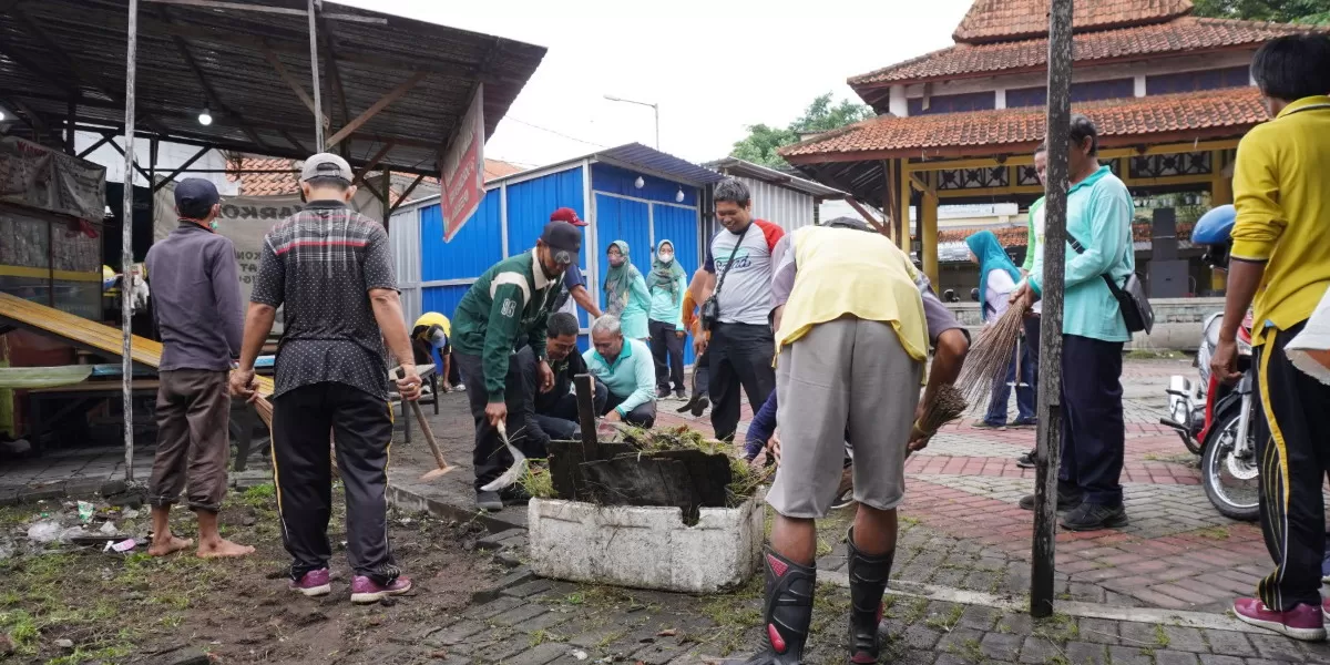 Peringati HPSN 2026, Pemkab Jombang bersama TNI dan Polri menggelar aksi korve bersih di Pasar Citra Niaga (dok.istimewa)
