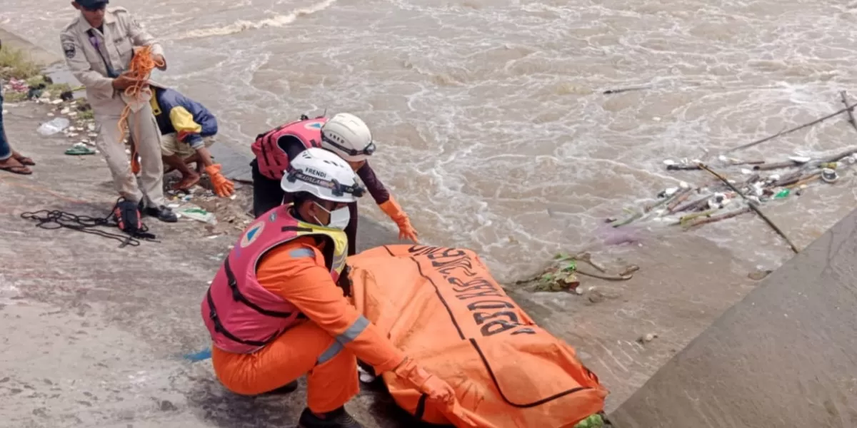 Tim Pusdalops PB BPBD Kabupaten Jombang mengevakuasi jenazah yang ditemukan mengapung di pintu air Sungai Brantas, Dam Karet Jatimlerek Plandaan (dok.istimewa)