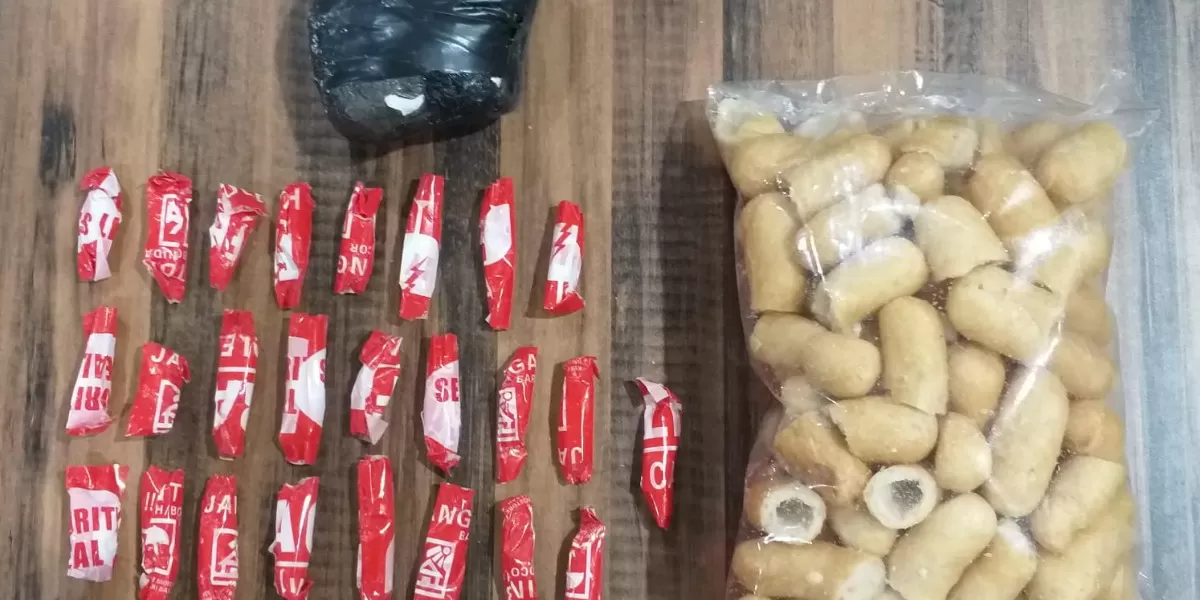 Satresnarkoba Polrestabes Surabaya menangkap dua pemuda di Tambaksari dengan barang bukti 109,31 gram sabu dan sekitar 2.000 butir Pil LL (Humas Polrestabes Surabaya)