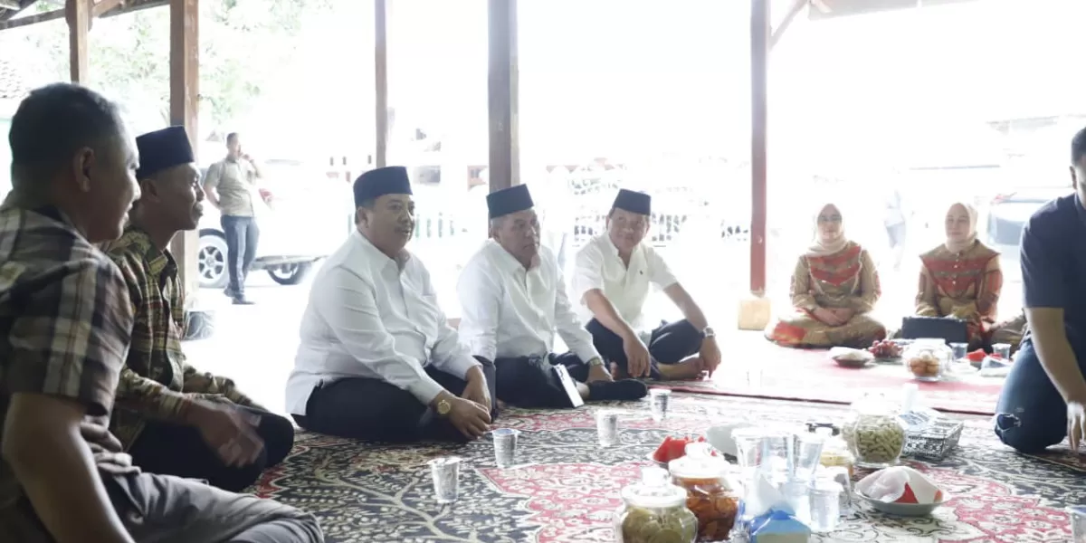 Bupati Jombang Warsubi bersama jajaran Pemkab Jombang takziyah dan doa bersama di rumah duka almarhum Kepala Desa Keboan, Fachrudin (dok.istimewa)